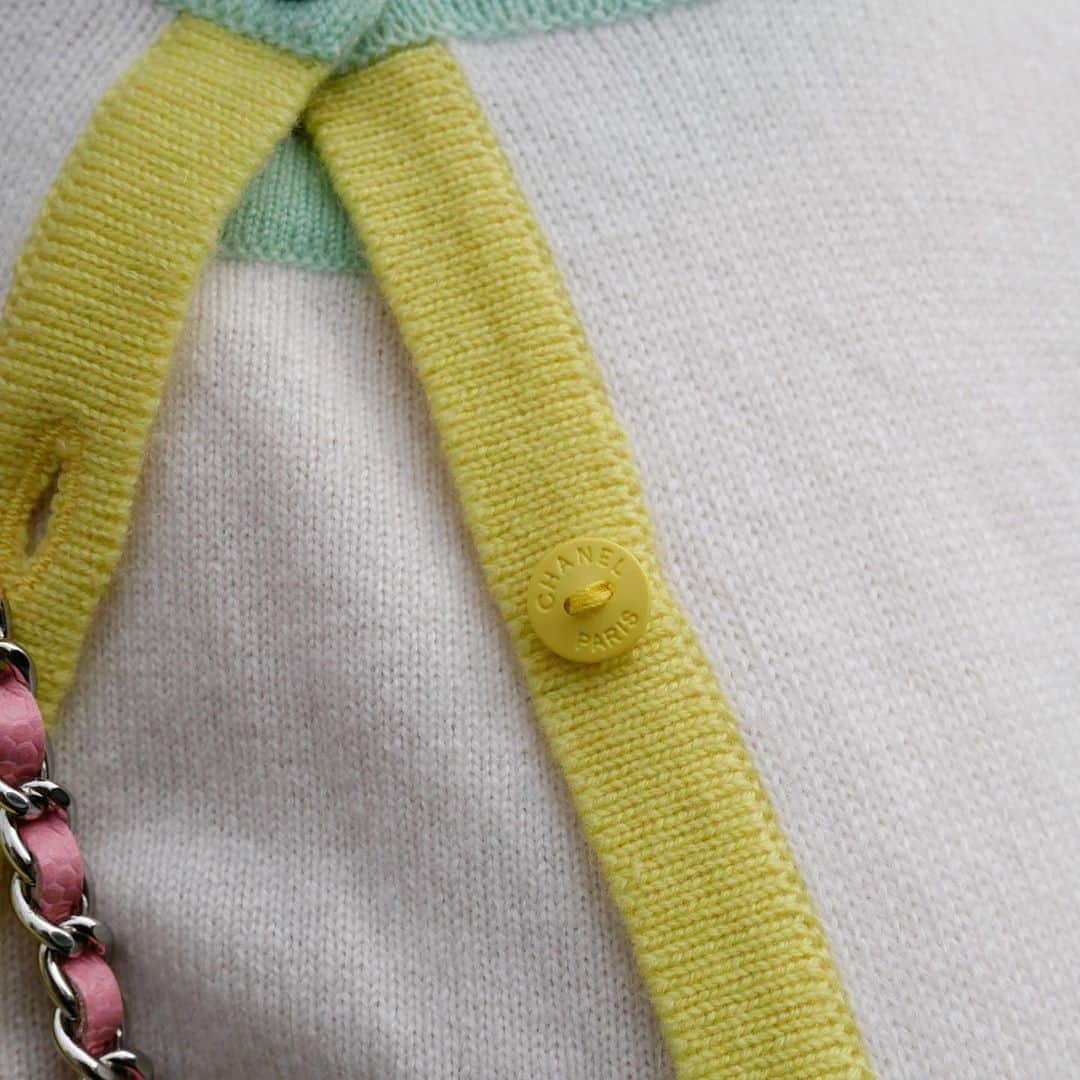 Vintage Brand Boutique AMOREさんのインスタグラム写真 - (Vintage Brand Boutique AMOREInstagram)「Vintage Chanel Cashmere 2piece set from 1998. Size 42.   ▶︎Free Shipping Worldwide✈️ ≫≫≫ DM for more information 📩 info@amorevintagetokyo.com #AMOREvintage #AMORETOKYO #tokyo #Omotesando #Aoyama #harajuku #vintage #vintageshop #ヴィンテージ #ヴィンテージショップ #アモーレ #アモーレトーキョー #表参道 #青山 #原宿#東京 #chanel #chanelvintage #vintagechanel #ヴィンテージ #シャネル #ヴィンテージシャネル #シャネルヴィンテージ #amorewardrobe #アモーレワードローブ」9月17日 14時11分 - amore_tokyo