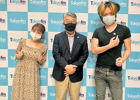 高橋みなみの「これから、何する？」のインスタグラム：「今日は「科学ジャーナリストの✨#寺門和夫 さん✨に最新科学ニュースから宇宙の話を教えて頂きました！  いつも驚きに満ちた科学のお話、ありがとうございました！！！  「#はやぶさ2」バッジを貰ってご満悦の古谷さん！いいなー！w  #高橋みなみ #古谷経衡 #tokyofm #radiko」
