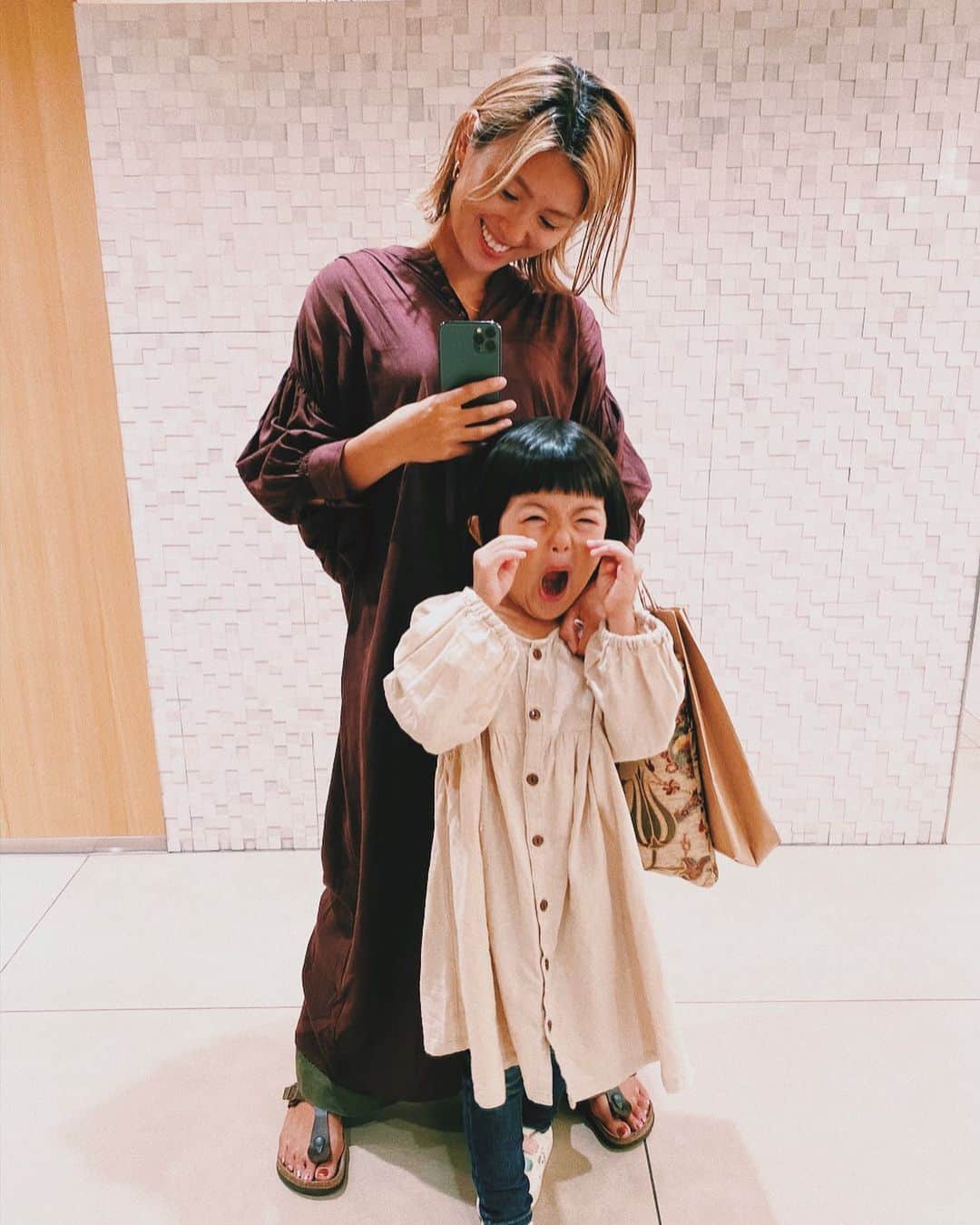 国枝洋子のインスタグラム：「今日も顔芸絶好調な彼女と🧒🏻  #親子コーデ」