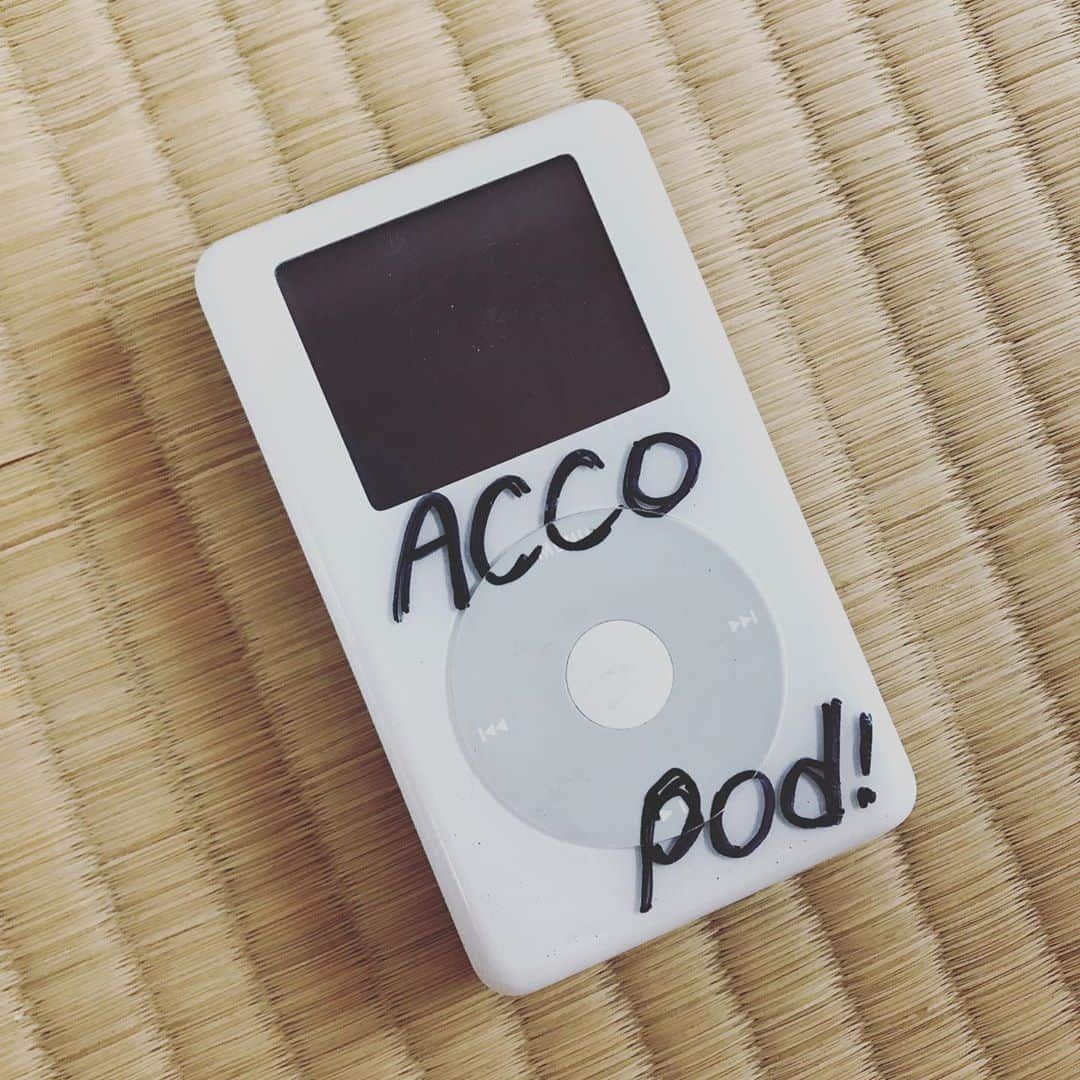 福岡晃子さんのインスタグラム写真 - (福岡晃子Instagram)「もう15年ぐらい前のiPod出てきた。分厚すぎて自立しちゃってる #iPod #電源入らず #買って1週間後にカラーが出た悲しい思い出 #でも文字のフォントが好きだった」9月17日 14時18分 - akikofukuoka_oluyo