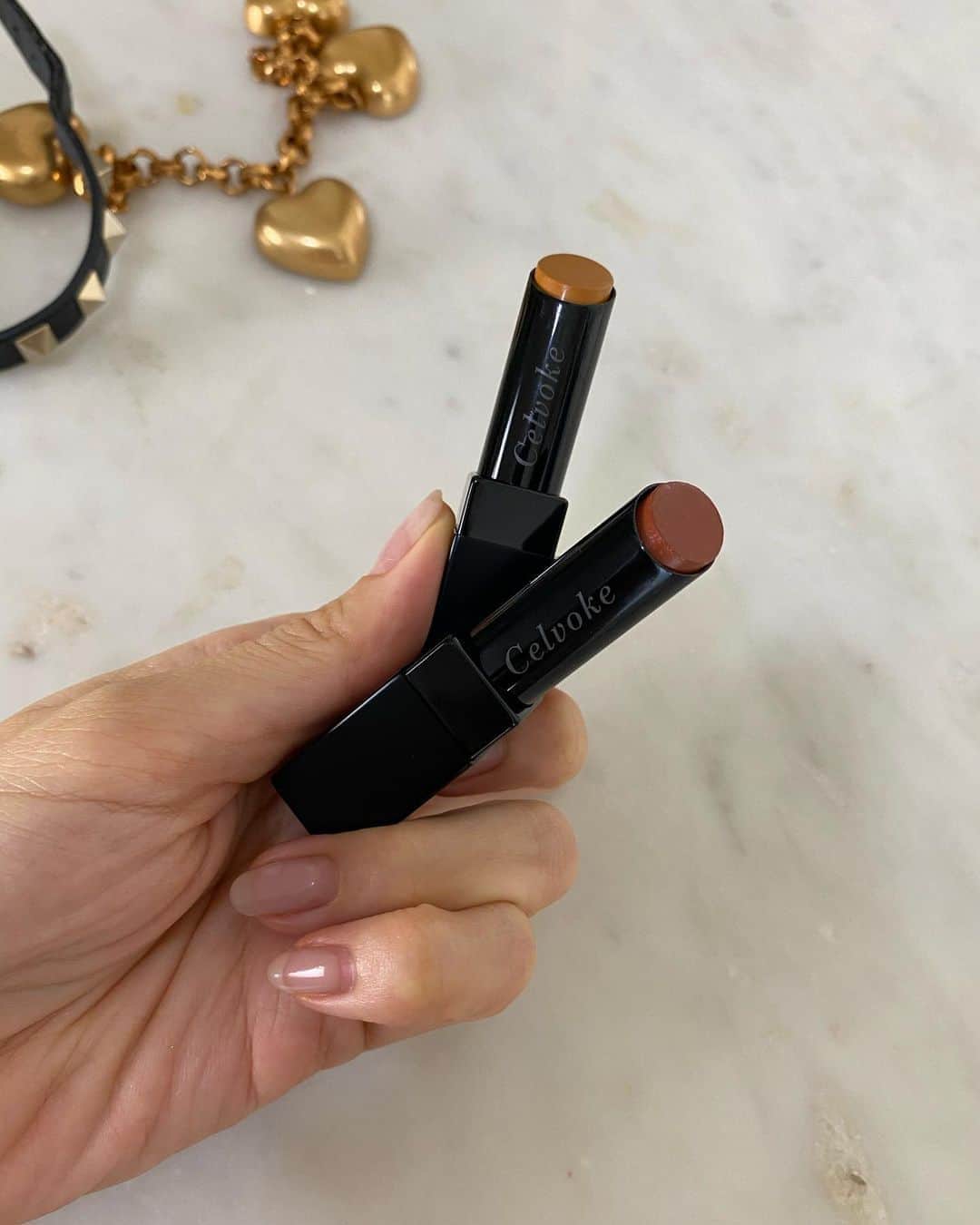 のインスタグラム：「🌰 . 秋リップお気に入りの組み合わせ！ . Celvoke リベレイティッド　マットリップス ▶︎04番 ブリックブラウン ▶︎02番 マスタード を重ね付けするとキャラメルみたいな まろやかなブラウンが出来上がって たまらなくかわいい...🤭 . マットといっても、 カピカピのマットではなく(表現w) 湿度を帯びたソフトなマットに仕上がるので くちびるのストレスも感じない！！ありがとう！！← . セルヴォークの秋コスメがかわいすぎて、 アイシャドウとかも使って 毎日メイクの動画を撮ったので今度アップします🙆‍♀️ . それにしても髪色が良すぎる〜！！ Thank you @enishi_ebisuminami1  . #makeup #cosmetics #celvoke #cosmekitchen」