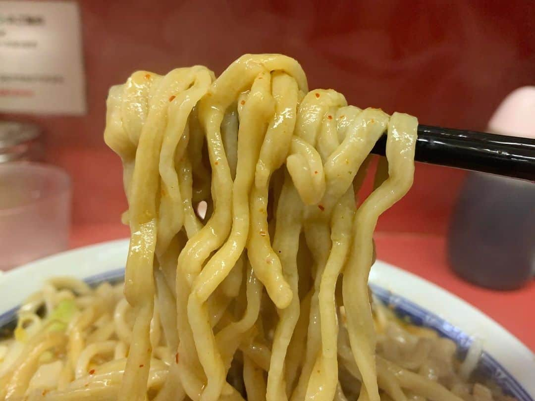 SUSURUさんのインスタグラム写真 - (SUSURUInstagram)「ラーメン二郎 桜台駅前店 小ラーメンニンニクアブラ、つけ味変更、生卵 お昼から人生初の草野球を体験し、終了後にもこうさんと桜台二郎へ！ はじめてのつけ味をいただきました。 乳化したスープから感じられる脂の甘味、つけ味ゆえの酸味と辛味もあり、コッテリしつつもスッキリと抜けの良い、不思議な味わいのスープ🍜 柔らかく味の染みたブタをオカズにクタ野菜をほおばると最高のマッチング！ 麺はムチモチ食感の縮れ太麺。食べ応えあり、風味も抜群です。 今度はまたノーマルのラーメンもすすりに行きたいです🍥 #susuru_tv #ラーメン二郎桜台駅前店 #ラーメン二郎 #桜台 #東京 #小ラーメン #つけ味 #うまい   #ラーメン #らーめん #ramen #ラーメン部 #ramennoodles #毎日ラーメン生活 #麺スタグラム #japaneseramen #japanramen #foodstagram #foodie #noodles #instanoodle #instaramen #instafood #susururecommended #二郎 #東京ラーメン」9月17日 14時41分 - susuru_tv