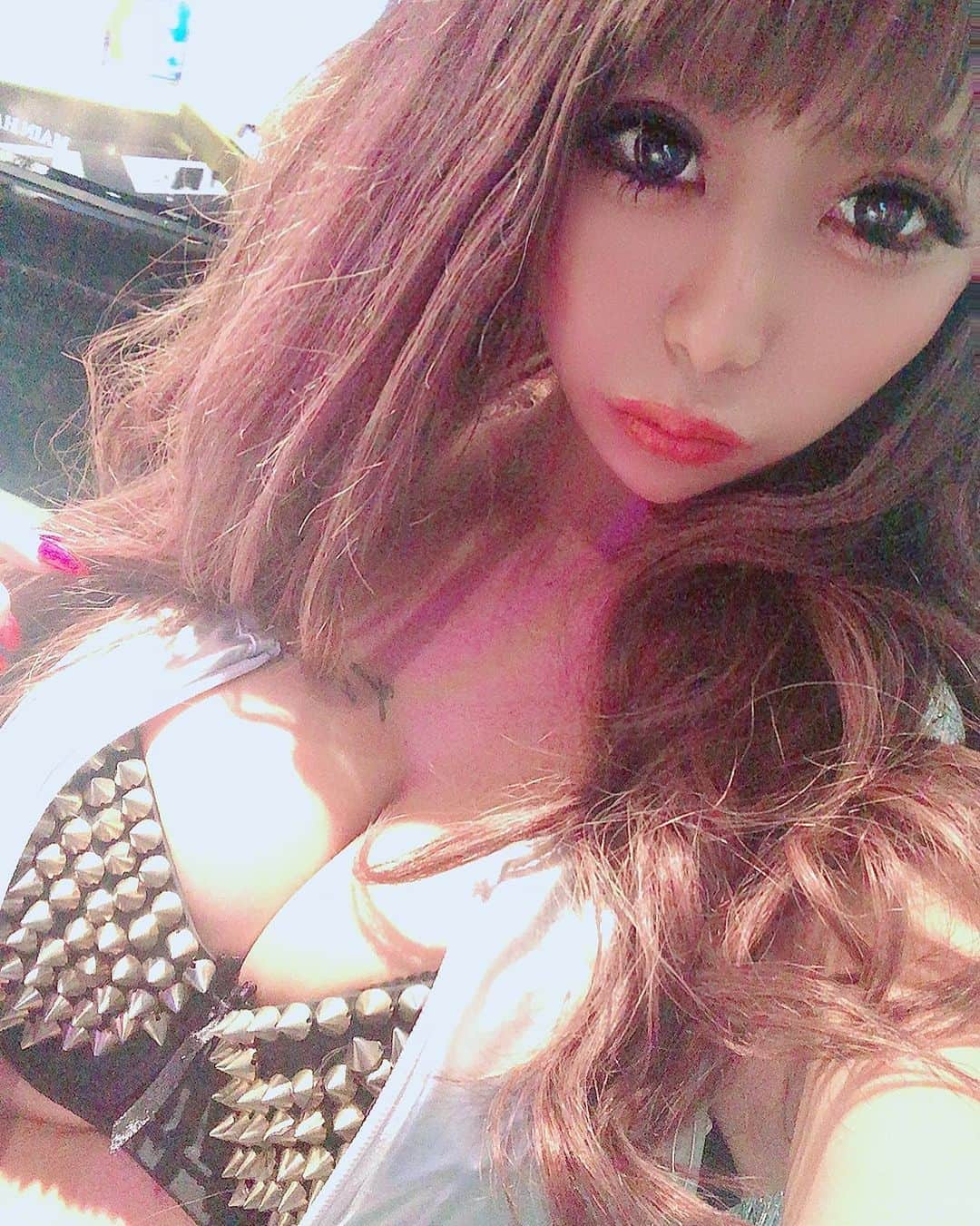 のインスタグラム：「はみ出たいおっぱい  #豊胸疑惑出てるらしいけど  #天然100パーセント  #ぷるんっぷるん」