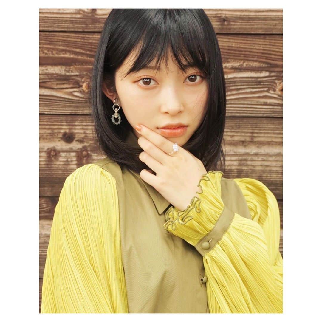 辻野かなみのインスタグラム：「❤︎﻿ ﻿ ﻿ お家時間中に姉と作った﻿💍 ビーズアクセサリーを付けたよ✨﻿ ﻿ 気づいてもらえたかな？？💖﻿ ﻿ ﻿ カメラで撮ったこの服の写真は、今日でラスト😆﻿ ﻿ 服の色…私、黄色って書いたけど！﻿ カーキ色でも合ってると思います🙆🏻‍♀️﻿ ﻿ ﻿ #ビーズアクセサリー #fashion ﻿ #instagood #instalike #followme」