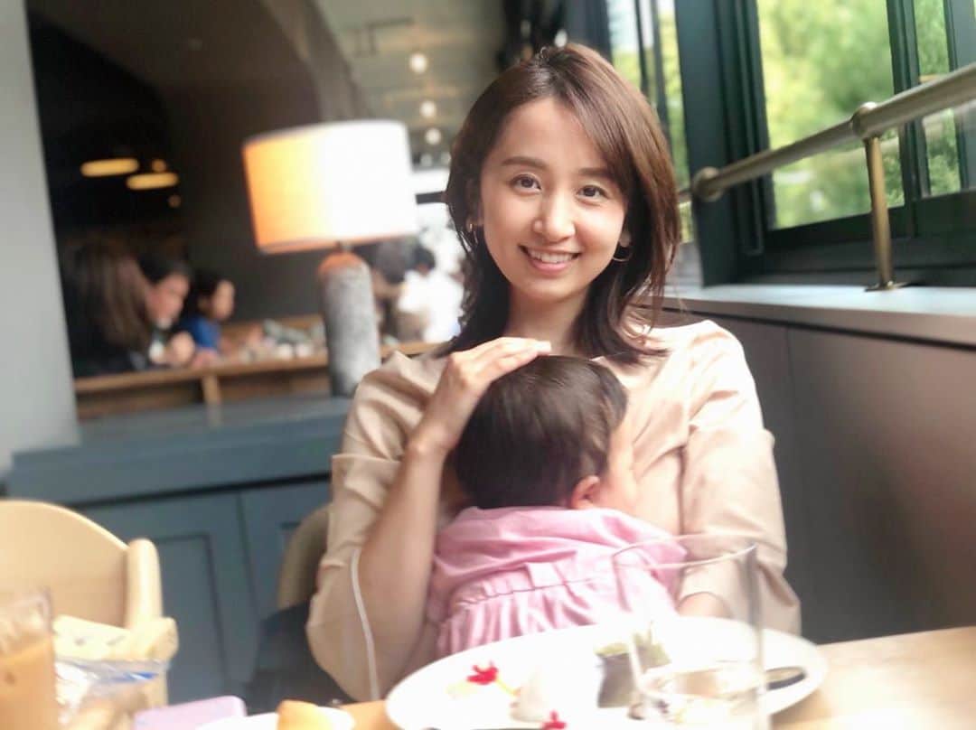 小野恵美のインスタグラム：「デザートのタイミングで寝てくれた🍰☕️🥰  でもベビーカーにそっと寝かそうとしたら泣かれたので、抱っこのまま😂笑 そうだよね、ここが一番安心するよね〜🤱  #女の子ベビー #女の子ママ #赤ちゃんのいる生活 #赤ちゃんのいる暮らし #生後11ヶ月 #baby #babygirl #ランチ #子連れランチ」