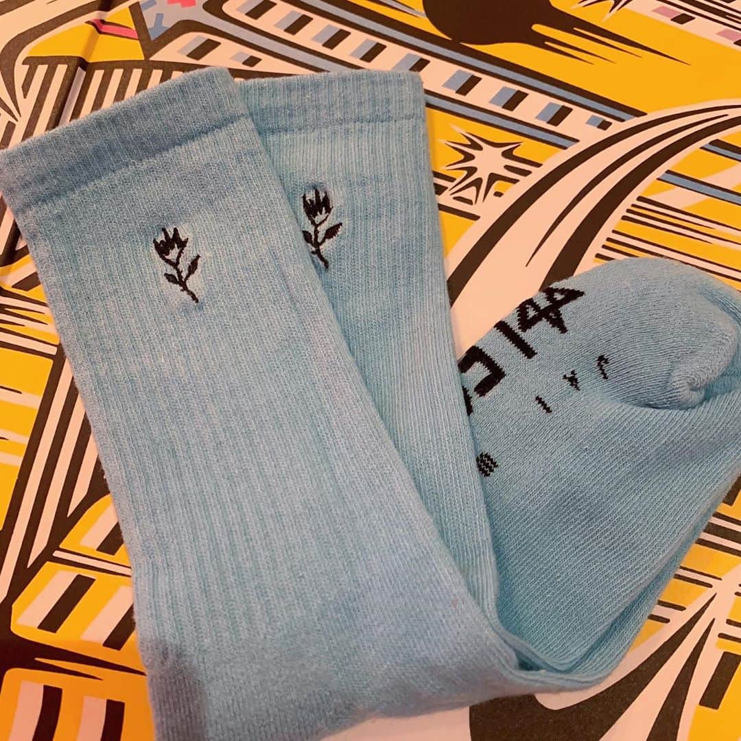 のインスタグラム：「@afends Legacy rose socks 🥀  南海岸チームライダー　@jaiwalsh が参加したカプセルコレクション🏄‍♂️ ふとAfendsのロゴに枝を描いてみたことから生まれたLegacy roseモチーフ😍 ヘンプとオーガニックコットンで地球にも優しい🌏」