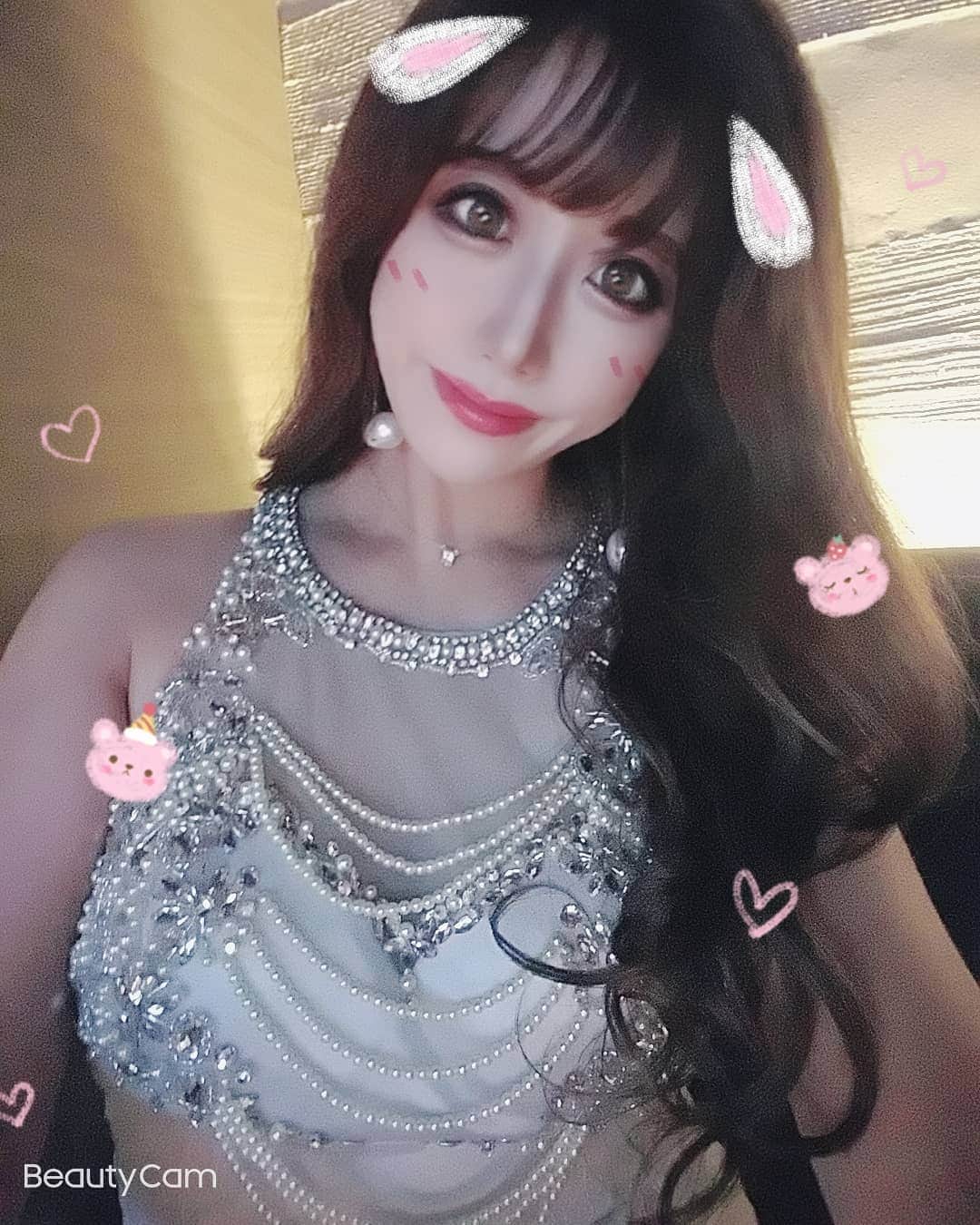 のインスタグラム：「髪の毛黒いのほんと今だけ🐼💓🌈♪。.:＊・゜♪。.:＊・゜♪。.:＊・゜  美容師さんに、ほんとに暗くしないでね？ほんとに私色入りやすいから暗くしないでね？って言ってて、いやいや暗くしたらこっから飛び降りますぅ(ドヤ顔)って言ってたけどもう飛び降りたかなぁ？え、いつかなぁ。え、え？？(2階)  小心者の私はお直しも行けないのであった。ちゃんちゃん☺️  もうむしろ楽しんでやるぅ( ඉ́ .̫ ඉ̀ )･.｡*･.｡*  #キャバクラ#キャバ嬢#クラブ #ニュークラブ#ラウンジ#スナック#ガールズバー#バー#名古屋#錦#錦三丁目#錦三#歌舞伎町#六本木#銀座#すすきの#仙台#ミナミ#北新地#中洲#ぴえんぽ#美容室あるある#地味に凹む#でも人は許しなさいっておばあちゃん言ってた#クレーマー予備軍やめよう#きっといい色になるさ(１ヶ月後)#その間のんびりぽしゃけでものもー#ほのぼのしよまい#ふぇっ😭」