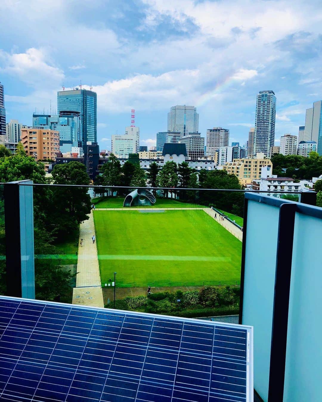 大喜多崇規さんのインスタグラム写真 - (大喜多崇規Instagram)「The Solar Budokanのコメント収録するために野外に設置されているパネルの所に行ったら、目の前に虹がかかっていました。  #thesolarbudokan」9月17日 14時53分 - oniy02