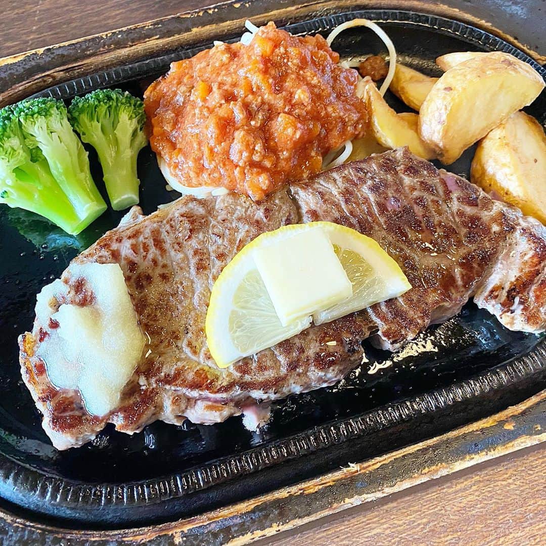 Mika Jimboさんのインスタグラム写真 - (Mika JimboInstagram)「【名護の昔からあるステーキ屋さん🥩ふりっぱー】﻿ ﻿ ﻿ 辺戸岬いく途中に寄った、名護にあるふりっぱー🥩 ﻿ ﻿ パイ屋さんかと思ったら、まさかのステーキ屋さん。笑﻿ ﻿ 地元の人で大賑わいしてたな〜﻿ ﻿ わたしが頼んだのはサーロイン230gセット🥩﻿ 正直かなり肉肉しいし、固いから赤身肉って感じ🧐﻿ ﻿ お肉の味自体はまずくないけど、固い！﻿ あとニンニクのペーストがついてるんだけど、ニンニクすぎてキツい笑﻿ ﻿ ソースもニンニクたっぷりで気持ち悪くなった。。笑﻿ ﻿ ﻿ 再来はないけど、﻿ このへんでまともにご飯食べれそうなのなかったから。。笑﻿ ﻿ ﻿ ﻿ #名護#名護カフェ#名護観光#沖縄観光#沖縄#沖縄カフェ#沖縄ランチ#沖縄好きな人と繋がりたい#アメリカンビレッジ#北谷アメリカンビレッジ#okinawa#okinawacafe#okinawatrip#沖縄旅行#沖縄女子」9月17日 14時53分 - mikajimbox