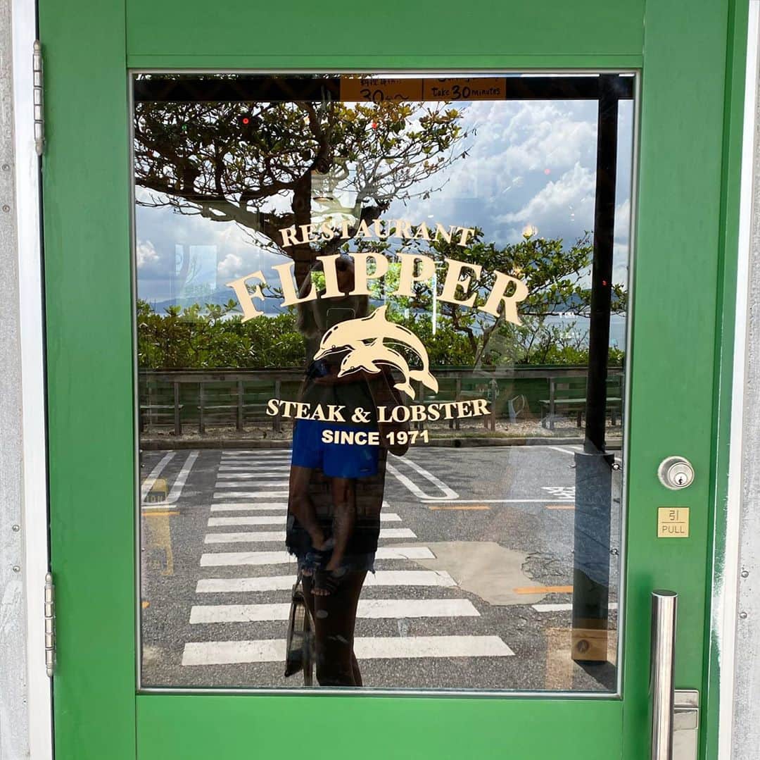 Mika Jimboさんのインスタグラム写真 - (Mika JimboInstagram)「【名護の昔からあるステーキ屋さん🥩ふりっぱー】﻿ ﻿ ﻿ 辺戸岬いく途中に寄った、名護にあるふりっぱー🥩 ﻿ ﻿ パイ屋さんかと思ったら、まさかのステーキ屋さん。笑﻿ ﻿ 地元の人で大賑わいしてたな〜﻿ ﻿ わたしが頼んだのはサーロイン230gセット🥩﻿ 正直かなり肉肉しいし、固いから赤身肉って感じ🧐﻿ ﻿ お肉の味自体はまずくないけど、固い！﻿ あとニンニクのペーストがついてるんだけど、ニンニクすぎてキツい笑﻿ ﻿ ソースもニンニクたっぷりで気持ち悪くなった。。笑﻿ ﻿ ﻿ 再来はないけど、﻿ このへんでまともにご飯食べれそうなのなかったから。。笑﻿ ﻿ ﻿ ﻿ #名護#名護カフェ#名護観光#沖縄観光#沖縄#沖縄カフェ#沖縄ランチ#沖縄好きな人と繋がりたい#アメリカンビレッジ#北谷アメリカンビレッジ#okinawa#okinawacafe#okinawatrip#沖縄旅行#沖縄女子」9月17日 14時53分 - mikajimbox