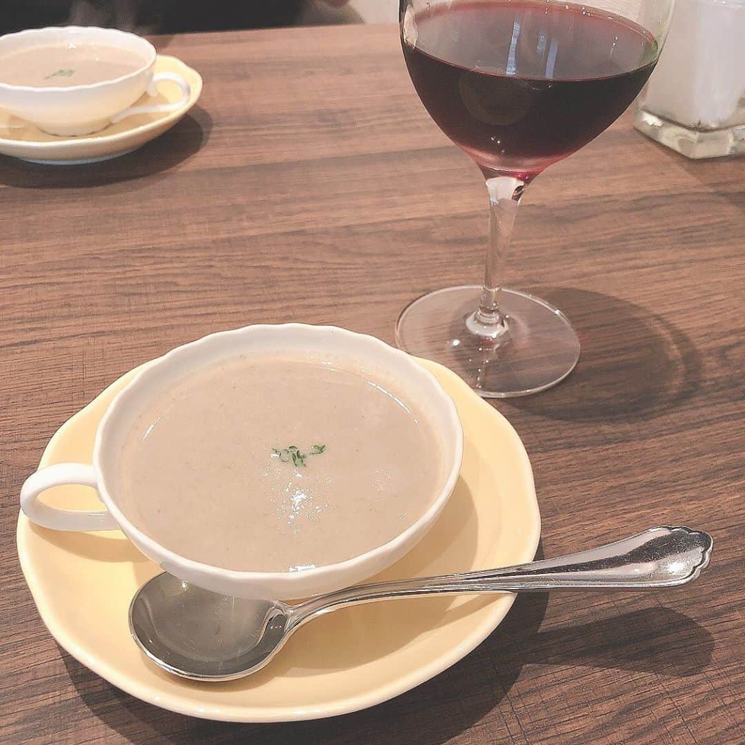 たまたまこさんのインスタグラム写真 - (たまたまこInstagram)「ずっと気になってた洋食屋にやっと来れた〜😍 ロールキャベツ美味しい〜 スープと一緒に！そして赤ワインが超絶合う🍷 マッシュルームスープもめちぁ美味かった❤️」9月17日 14時55分 - tamarikomari