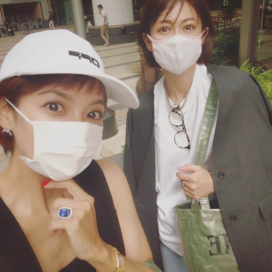 畑野ひろ子のインスタグラム：「久しぶりにめぐちゃんと会えた😆　 短時間だったけど、　凄く勉強になる情報を聞けたなぁ😆一気にいろんな想像が広がる😌❤️ バッグがお揃いだった😆」