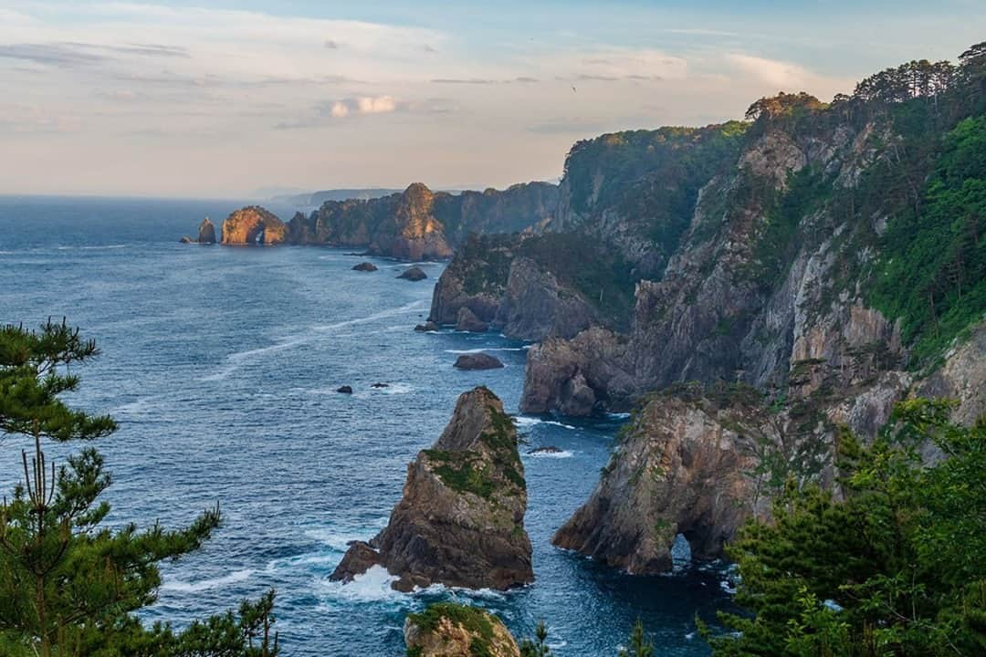 日本の国立公園さんのインスタグラム写真 - (日本の国立公園Instagram)「Sanriku Fukko (reconstruction) National Park is home to jagged cliffs, white-sand beaches and fishing ports. This coastal park was created after the devastating 2011 earthquake and tsunami to show visitors the beauty and bounty of nature, as well as its perils. It stretches along 220 kilometers of wild and memorable coastline from Hachinohe in the north to Ishinomaki in the south.⠀ .⠀ #SanrikuFukkoreconstructionNationalPark⠀ .⠀ https://www.japan.travel/national-parks/parks/sanriku-fukko/⠀ .⠀ Japan is an island nation full of vibrant nature and diverse landscapes.⠀ Magnificent mountains, frozen waterfalls, green forests, active volcanoes, blue oceans and endemic wildlife inspire curiosity and wonder.⠀ All of these natural assets are preserved in the national parks of Japan.」9月17日 15時00分 - nationalpark_japan