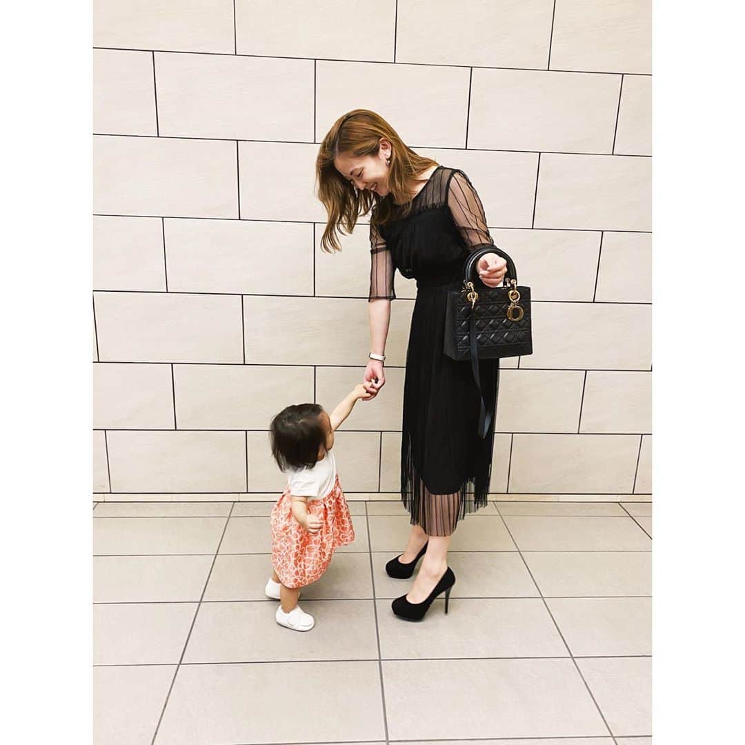 姫野れみのインスタグラム：「26歳になりました ୨୧.｡ いつまでもサプライズ上手な夫が 私と娘の全身コーデを選んでくれて 少し早い誕生日ディナーへ出発 🕊🤍 (当日の昨日は試合だったので)  母と私のように、いつまでも娘とオシャレして お茶したりショッピングしたりしたいなぁ🥰 色々な方のサポートを頂きながら 家族で夫を支えていけたらなと思っています☺️ これからもよろしくお願い致します！  #birthday #birthdaydinner #happybirthday #dior #diana #familiar #katespade #1st #baby #girl #babygirl #13months #babyfashion #baby #1歳 #13ヶ月 #ディオール #ダイアナ #ファミリア #ケイトスペード #ベビー #赤ちゃん #女の子ベビー #女の子 #ベビフル #ベビモ #ベビーフォト #赤ちゃんのいる生活 #べびすたぐらむ」