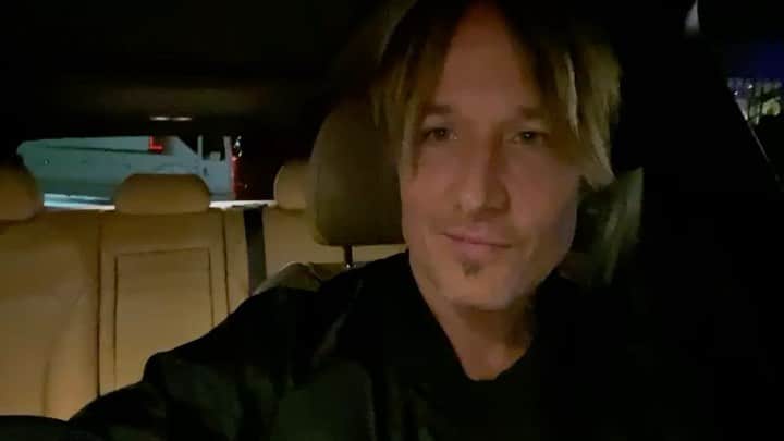 キース・アーバンのインスタグラム：「That’s a wrap @acmawards !!」