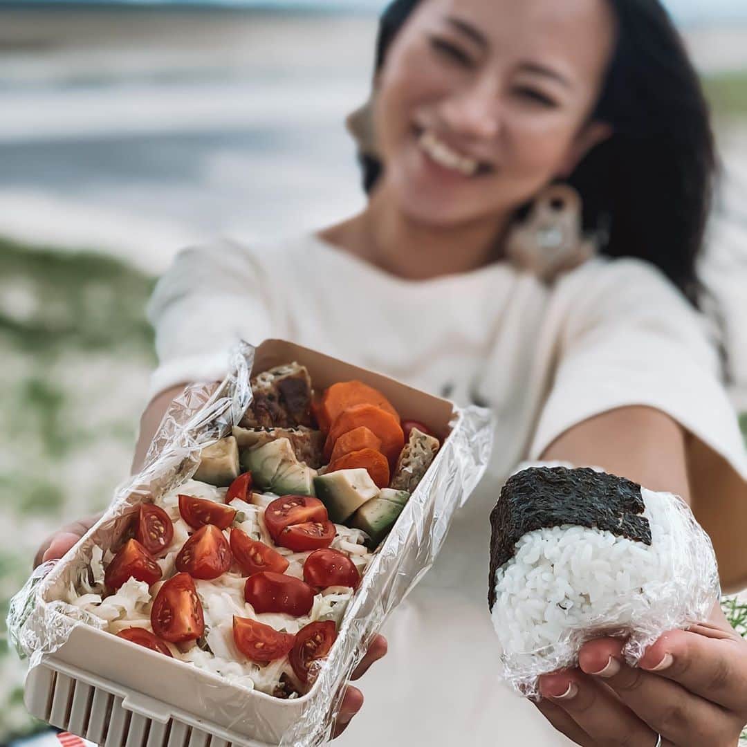 長嶺菜菜子のインスタグラム：「. たまには気分転換﻿ お弁当持ってビーチでランチ🍴﻿ ﻿ ◎タコライス弁当＋おにぎり﻿ ﻿ お米は北海道米「ゆめぴりか」﻿ 北海道と沖縄のコラボ😚﻿ ﻿ ゆめぴりか、つやっつやですんごい美味しくて🧏🏽‍♀️﻿ ﻿ 実は今回、﻿ 北海道米LOVE食べらさってる応援隊を務めてます🙋🏽‍♀️✨﻿ ﻿ そしてそして👇👇﻿ ─︎─︎─︎─︎─︎─︎─︎─︎─︎─︎﻿ 9/15〜10/31の期間中に﻿ ﻿ ① @hokkaidomailove フォロー ﻿ ② 秋の行楽にぴったりなお弁当やおにぎり、﻿ それを食べている写真の顔などを撮 って﻿ ③ #食べらさってる を付けて投稿すると﻿ ﻿ 北海道米詰め合わせセット(5.000円分)が﻿ 当たるキャンペーンに応募できるよ😍﻿ ﻿ ※詳しくは公式アカウントやキャンペーンサイトを見てね﻿ ─︎─︎─︎─︎─︎─︎─︎─︎─︎─︎﻿ ﻿ 北海道米の詰め合わせセットどんなのか気になる〜😚﻿ ﻿ 気軽に投稿して美味しい北海道米を楽しも🌿﻿ ﻿ #食べらさってる﻿ #お弁当﻿ #弁当﻿ #キャラ弁﻿ #おにぎり﻿ #お米﻿ #北海道米﻿ #沖縄﻿ #沖縄と北海道のコラボ﻿ ﻿ ﻿ ﻿ ﻿ ﻿」