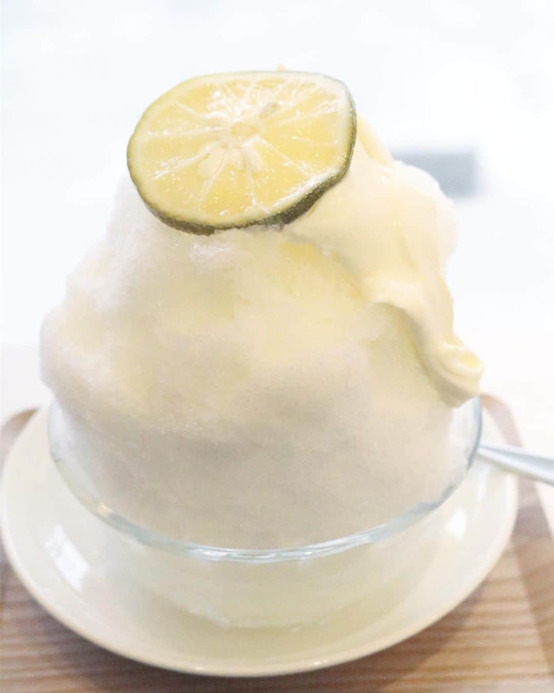 Kayoのインスタグラム：「こないだのかき氷♡ 🍧レモンレアチーズかき氷(ワタシ) 🍧愛さ❤️かき氷(お友達)  もう安室ちゃん引退から2年になるのね‥ 25周年Liveに連れてってもらったこといい思い出✨」