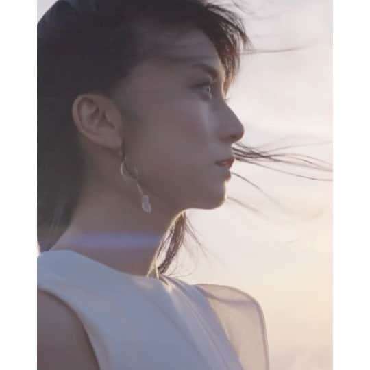 柴咲コウのインスタグラム：「@Audijapan さんと制作していたスペシャルムービーがついに完成です！ 日本の自然環境や国立公園については、これまで環境省の環境特別広報大使としても様々な情報を発信してきましたが、今回は福島県の磐梯山など、日本の美しい自然をAudi e-tron Sportbackで巡るムービーを制作させていただきました。 このムービーで完全初公開となる新曲「ひとかけら」とともに、サステイナブルな未来への思いを込めました。ぜひAudi e-tron特設サイトで動画をご視聴ください！  #Audietron #etron #世界を前へ #ひとかけら」