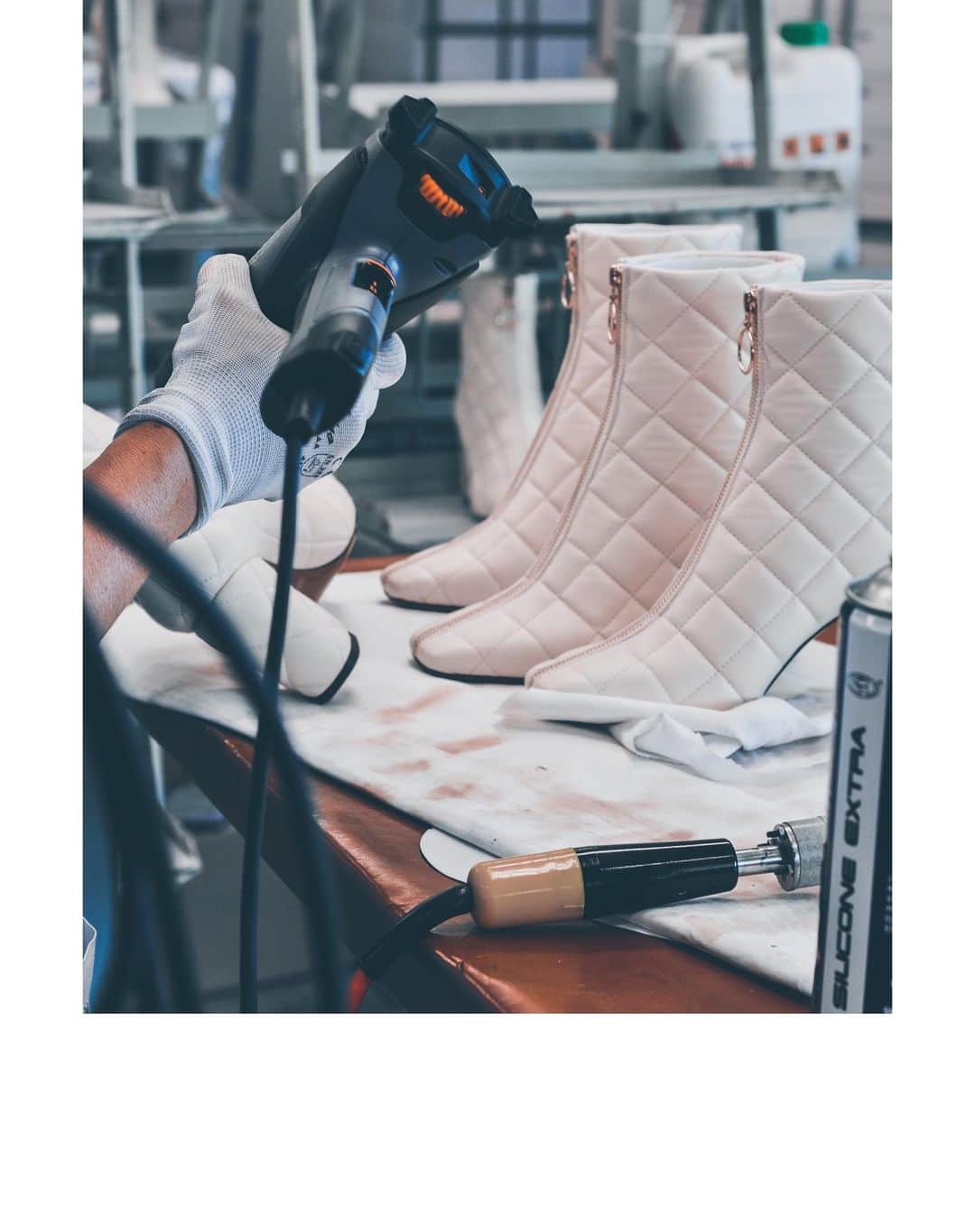ロートルショーズさんのインスタグラム写真 - (ロートルショーズInstagram)「Making the magic at #LautreChose factory in the Marche shoes district, Italy. #Series1」9月17日 15時19分 - lautrechose