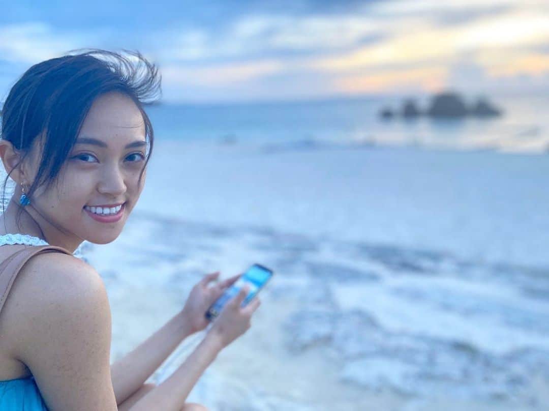 のインスタグラム：「海とか夕陽が大好きです😘  #いきなりなんですが  #グラビア　#海　#夕陽」