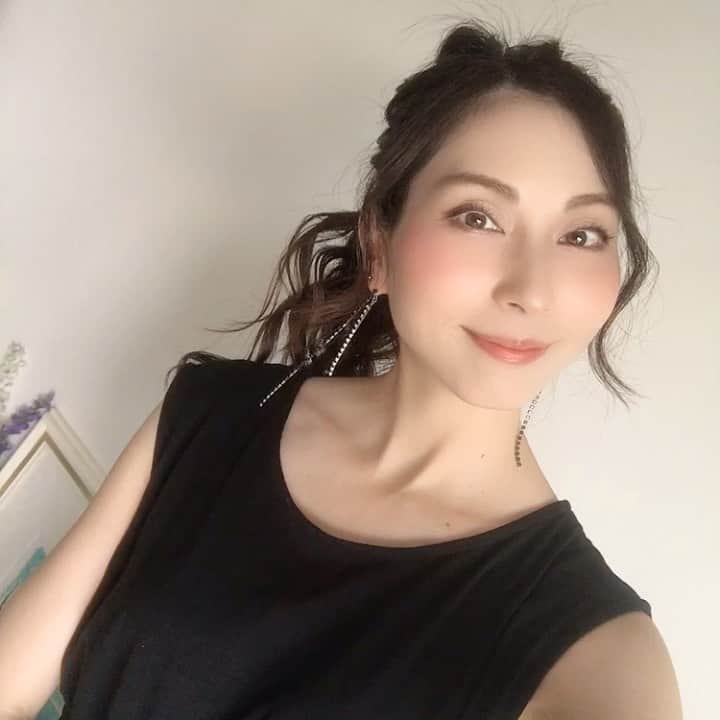 大塚まゆりのインスタグラム：「髪の毛伸びたなぁ〜 切りたくなるなぁ〜✂️ 妹とオソロで買ったワンピースお気に入り♪ #fashion #hairstyle #haircolor #haircut #hairarrange #fashionstyle #onepiece」