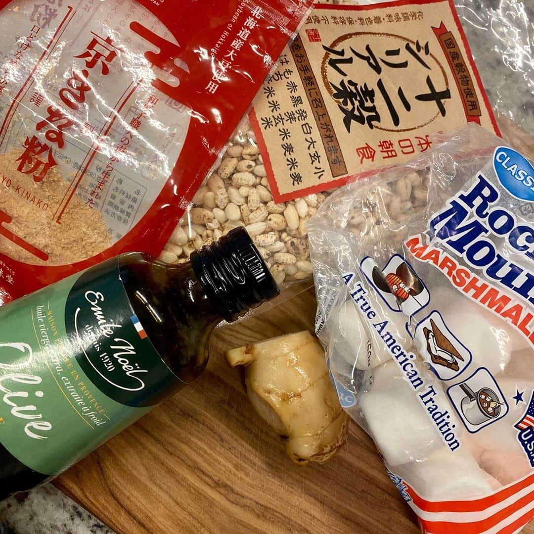 工藤静香さんのインスタグラム写真 - (工藤静香Instagram)「今日の材料は4枚目のみです。 オリーブオイルをバターにしたりココナッツオイルにしたり、その都度お好みで💕 電子レンジでマシュマロが膨らむまで加熱をしたら、オイルを適量入れシリアルや米パフ、摺り下ろし生姜を適量入れ混ぜます。オーブンペーパーで形を整えて冷蔵庫へ😊 今日はカットしてからきな粉を絡めています。 生姜の代わりに粉コーヒーを入れたり、チョコレートを入れたり、黒糖を入れたり、お好きなバリエーションを楽しめます😊 電子レンジじゃなくても、マシュマロが溶ければ良いので、フライパンやお鍋でもいいのですが、べったべた🤣になります。」9月17日 15時34分 - kudo_shizuka