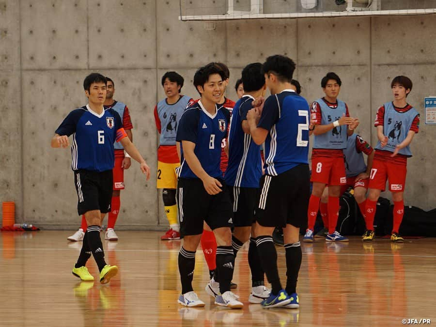 日本サッカー協会さんのインスタグラム写真 - (日本サッカー協会Instagram)「#フットサル日本代表候補　トレーニングキャンプ最終日　#バルドラール浦安 とのトレーニングマッチに敗戦  9月14日から#高円宮記念JFA夢フィールド でトレーニングキャンプを行っているフットサル日本代表候補は、最終日に#Fリーグ 所属のバルドラール浦安とのトレーニングマッチを行い3-4で敗戦し、各自が課題を持ち帰る形で解散しました。  試合後のミーティングでブルーノ監督は「AFC選手権に向けて今日の敗戦でどのようにチームが変わっていくか、何を学ぶかが重要になる」と説明し、大会まで3カ月を切っている状況では今まで以上に今日浮き彫りとなった課題に各自が取り組み、再スタートしようと選手たちに声をかけて今回のトレーニングキャンプを打ち上げました。  ――――― トレーニングマッチの様子は#JFATV にて公開しています。 ぜひご覧ください。 https://youtu.be/n1Y4nKNHUF8 ―――――  #daihyo #jfa #futsal」9月17日 15時34分 - japanfootballassociation