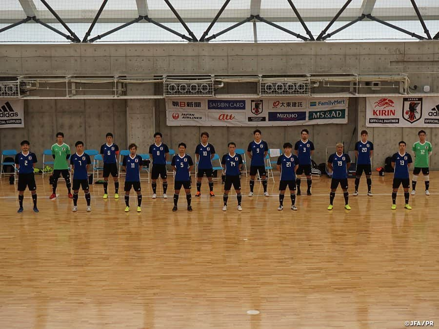 日本サッカー協会さんのインスタグラム写真 - (日本サッカー協会Instagram)「#フットサル日本代表候補　トレーニングキャンプ最終日　#バルドラール浦安 とのトレーニングマッチに敗戦  9月14日から#高円宮記念JFA夢フィールド でトレーニングキャンプを行っているフットサル日本代表候補は、最終日に#Fリーグ 所属のバルドラール浦安とのトレーニングマッチを行い3-4で敗戦し、各自が課題を持ち帰る形で解散しました。  試合後のミーティングでブルーノ監督は「AFC選手権に向けて今日の敗戦でどのようにチームが変わっていくか、何を学ぶかが重要になる」と説明し、大会まで3カ月を切っている状況では今まで以上に今日浮き彫りとなった課題に各自が取り組み、再スタートしようと選手たちに声をかけて今回のトレーニングキャンプを打ち上げました。  ――――― トレーニングマッチの様子は#JFATV にて公開しています。 ぜひご覧ください。 https://youtu.be/n1Y4nKNHUF8 ―――――  #daihyo #jfa #futsal」9月17日 15時34分 - japanfootballassociation