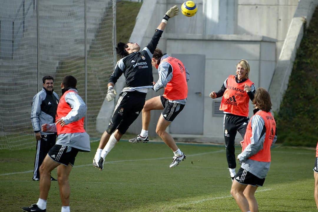 ジョルディ・コディーナのインスタグラム：「Cuando saltaba algo... #tbt #futbol #guti #solari #helguera #samuel」