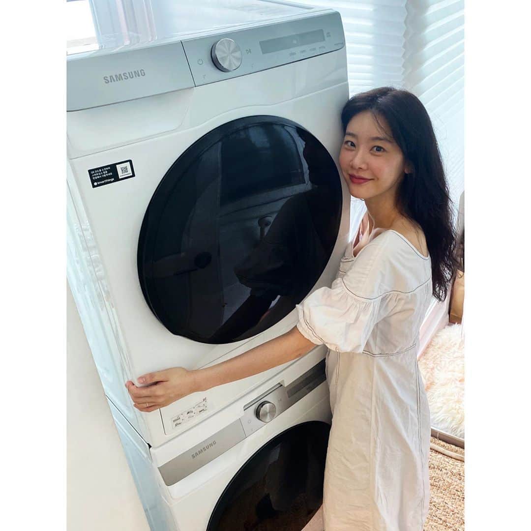 ソジン のインスタグラム：「#광고  저의 런드리룸을 공개합니다🧺☁️  - 누룽지밥 털이 옷에도 수건에도 붙어 나와  건조기를 사려고 보고 있는데  마침 한 팔에 쏙 들어오는 콤팩트한 디자인에  용량도 제게 딱 맞춤인  그랑데 AI 귀요미 버전이 새로 나왔다고 해서  집에 데리고 왔어요!🙂  - 정신없는 스케쥴 사이사이  알아서 세제량과 세탁시간 조절해주고  AI로 빠르게 건조까지 해주는  똑똑한 그랑데AI 덕분에  편리하고 즐거워요🙂  - 예쁜 디자인 덕분에 세탁실도 밝고 넓어져서  요즘 세탁실 문 자신있게 열어두고  예쁘게 지내는 중🙂🌷🌷  - 아참! 꿀정보있어요!  ⬇️아래 삼성전자 이벤트에 참여하시면  사진 속의 모델과 같은  삼성 그랑데AI (1명)와 그랑데 AI x 한아조 비누 (50명)  커피기프티콘 (20명) 을 추첨을 통해 드린다고 해요🙂  한번 참여해보세요♥️  - - - *️⃣이벤트 참여방법  1. 삼성전자 코리아 (@samsungkorea) 계정 팔로우  2. 하단 필수 해시태그와 함께 본 게시물을 리그램 혹은 캡쳐해서 인스타그램에 올리면 ( ~ 9/30)  3. 응모완료🙋🏻  - - ⏺ 당첨자 분들은 삼성전자 코리아에서 10월 9일  개별 DM 발송 예정이라고 합니다🙋🏻  #삼성그랑데AI #그랑데세탁기AI10kg  #그랑데건조기AI9kg  #세탁에서건조까지하나되어맞추다 #가전을나답게」