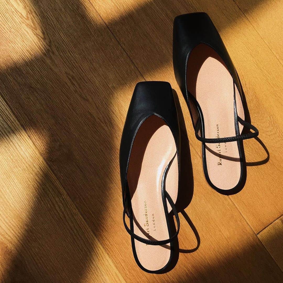 ルパートサンダーソンのインスタグラム：「Morning shadows I Ios in Black Calf I #NewSeason #AW20 #Autumn #LFW #Slingbacks #ShoeLove #RupertSanderson」