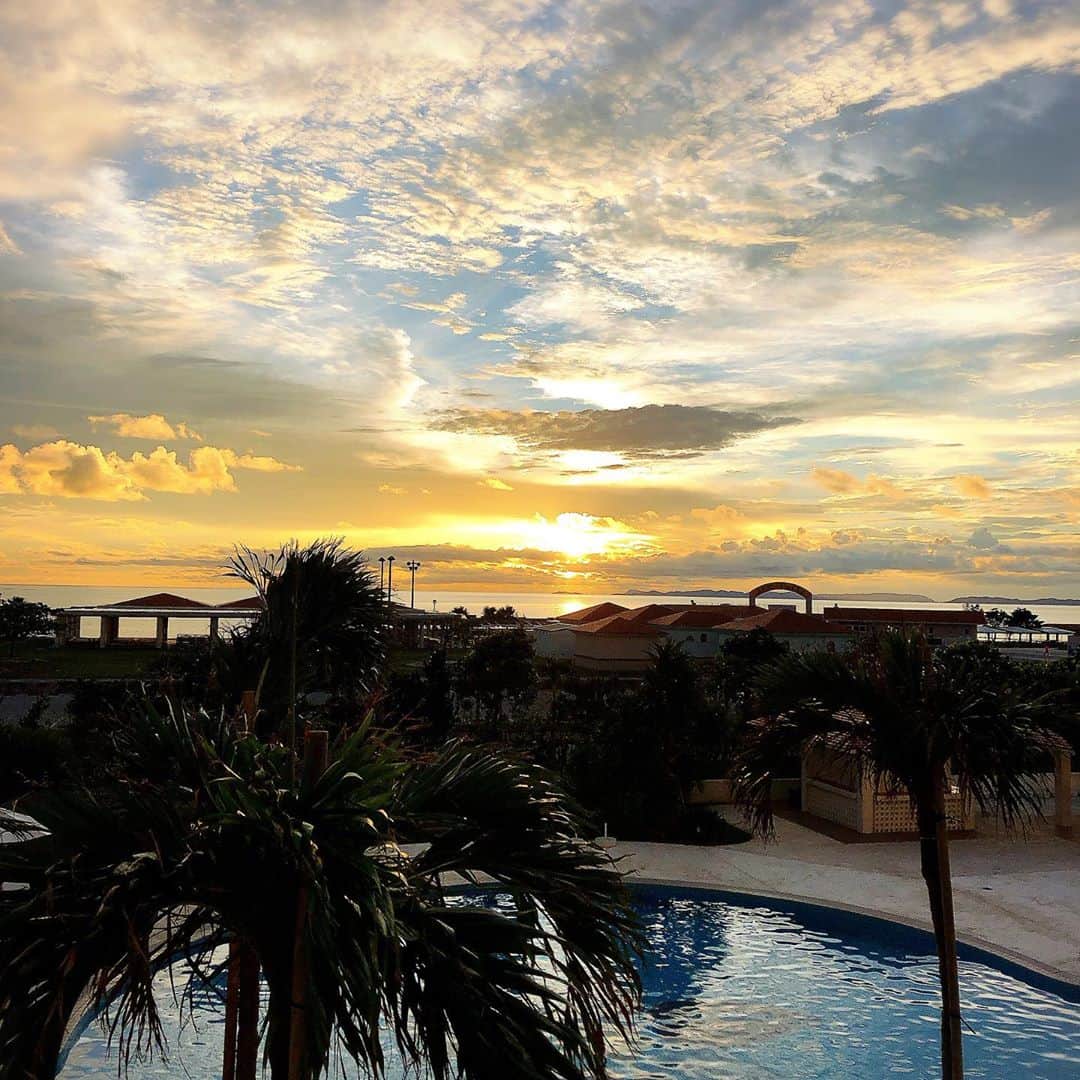 サザンビーチホテル＆リゾート沖縄さんのインスタグラム写真 - (サザンビーチホテル＆リゾート沖縄Instagram)「. 今週9/14、2階バルコニーからの夕陽です。 夕暮れ時の移り変わる美しい夕焼けを撮影しました📸  ピンクや紫がかった空が、 なんとも愛おしいです。 . . This week, September 14, this is the sunset from the second floor balcony. . . . #サザンビーチホテル #糸満贅沢リゾート #沖縄 #沖縄旅行 #糸満  #南国リゾート #沖縄好きな人と繋がりたい #southernbeachhotel #okinawa #okinawatrip  #itoman #loves_okinawa #okinawalife #sky #photooftheday  #picoftheday  #서던비치호텔 #오키나와 #오키나와여행 #夕陽  #夕焼け  #海 #Sunset #Ocean #석양  #노을  #일몰 #바다 #데일리  #좋아요」9月17日 15時35分 - southernbeachokinawa