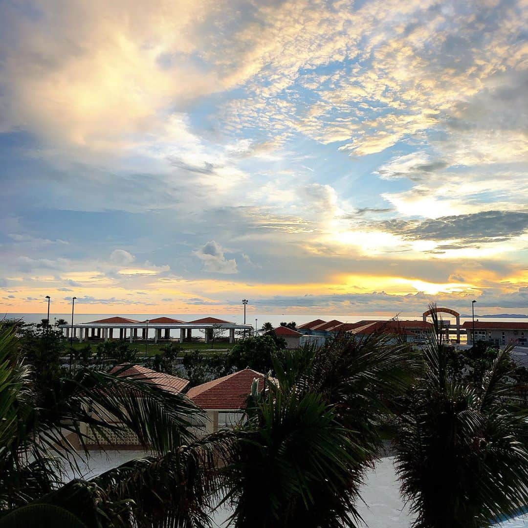 サザンビーチホテル＆リゾート沖縄さんのインスタグラム写真 - (サザンビーチホテル＆リゾート沖縄Instagram)「. 今週9/14、2階バルコニーからの夕陽です。 夕暮れ時の移り変わる美しい夕焼けを撮影しました📸  ピンクや紫がかった空が、 なんとも愛おしいです。 . . This week, September 14, this is the sunset from the second floor balcony. . . . #サザンビーチホテル #糸満贅沢リゾート #沖縄 #沖縄旅行 #糸満  #南国リゾート #沖縄好きな人と繋がりたい #southernbeachhotel #okinawa #okinawatrip  #itoman #loves_okinawa #okinawalife #sky #photooftheday  #picoftheday  #서던비치호텔 #오키나와 #오키나와여행 #夕陽  #夕焼け  #海 #Sunset #Ocean #석양  #노을  #일몰 #바다 #데일리  #좋아요」9月17日 15時35分 - southernbeachokinawa