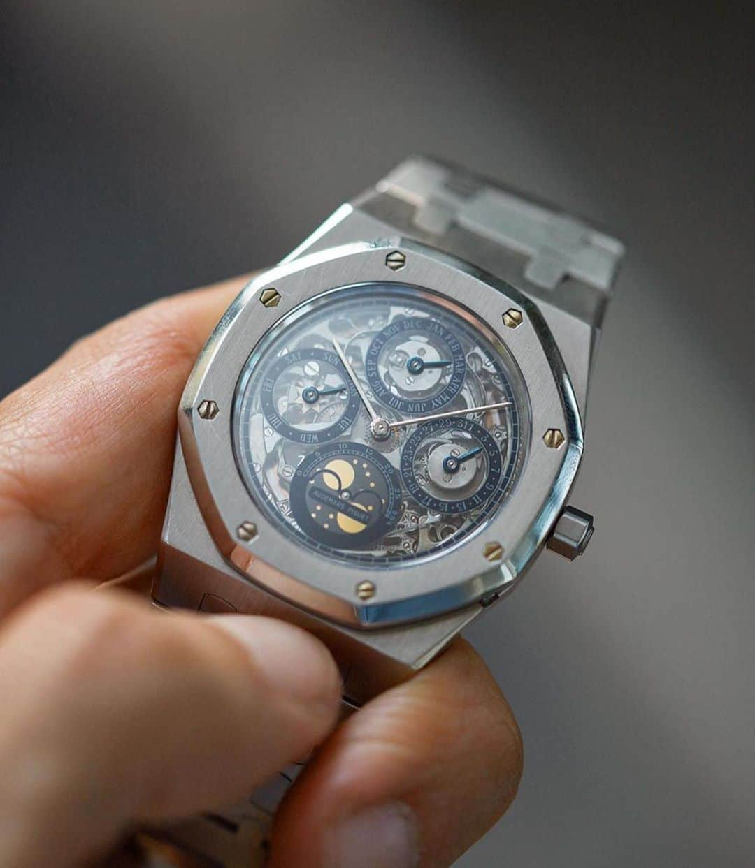 WATCHMANIAさんのインスタグラム写真 - (WATCHMANIAInstagram)「Audemars Piguet Royal Oak Skeleton Perpetual Calendar in platinum.   @a_collected_man 📸  #watchmania #horology #audemarspiguet #royaloak #perpetualcalendar #platinum #skeletonwatch #skeleton #hautehorology」9月17日 15時35分 - watchmania