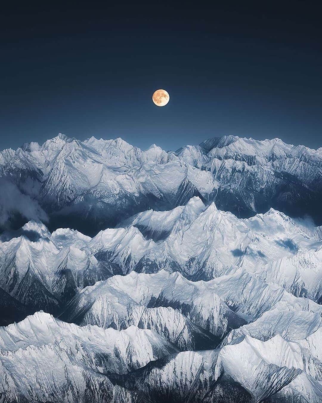 Canon Photographyさんのインスタグラム写真 - (Canon PhotographyInstagram)「Snow capped mountains and the moon!  Photography // @kaiyhun Curated by @steffeneisenacher  #banffnationalpark #banff #alberta #canada #fullmoon #mountains」9月17日 15時39分 - cpcollectives
