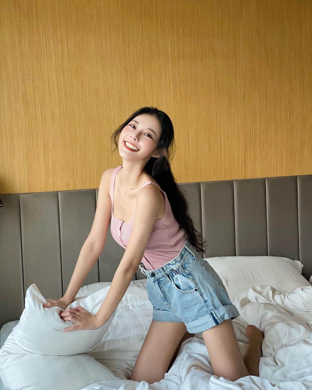 張香香のインスタグラム：「偶爾 放肆地吃點好吃的 穿上新衣打扮一下自己 再來場小小旅行轉換心情 不知道未來會發生什麼 健康平安保持好心情很重要❤️ All / @diffshop1」