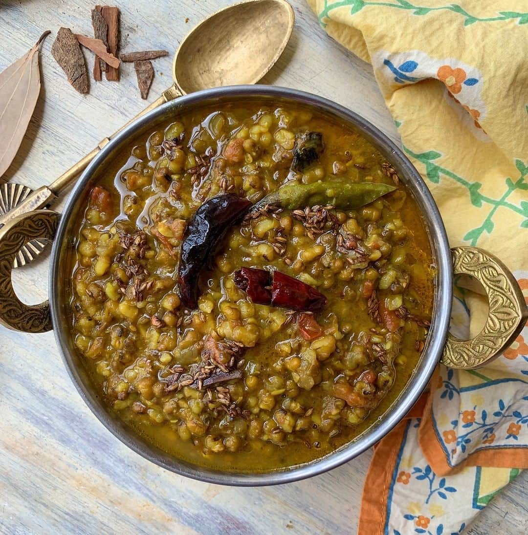 Archana's Kitchenさんのインスタグラム写真 - (Archana's KitchenInstagram)「Give this lip smacking Rajasthani Dal recipe a try, it is packed with flavours from ghee, ginger garlic and the subtle spices and makes it perfect to go along with Bati or even Tawa parathas. Get the recipe from the smart.bio link in my profile @archanaskitchen. . . . . . #recipes #easyrecipes #lunch #lunchrecipes #Indiandinner #Dal #DalRecipes #indianLunch #Northindianfood  #archanaskitchen #healthyeating #highprotein #homemadefood #eatfit #cooking #food #healthyrecipes #foodphotography #recipeoftheday #comfortfood #deliciousfood #delicious #instayum #food」9月17日 15時48分 - archanaskitchen