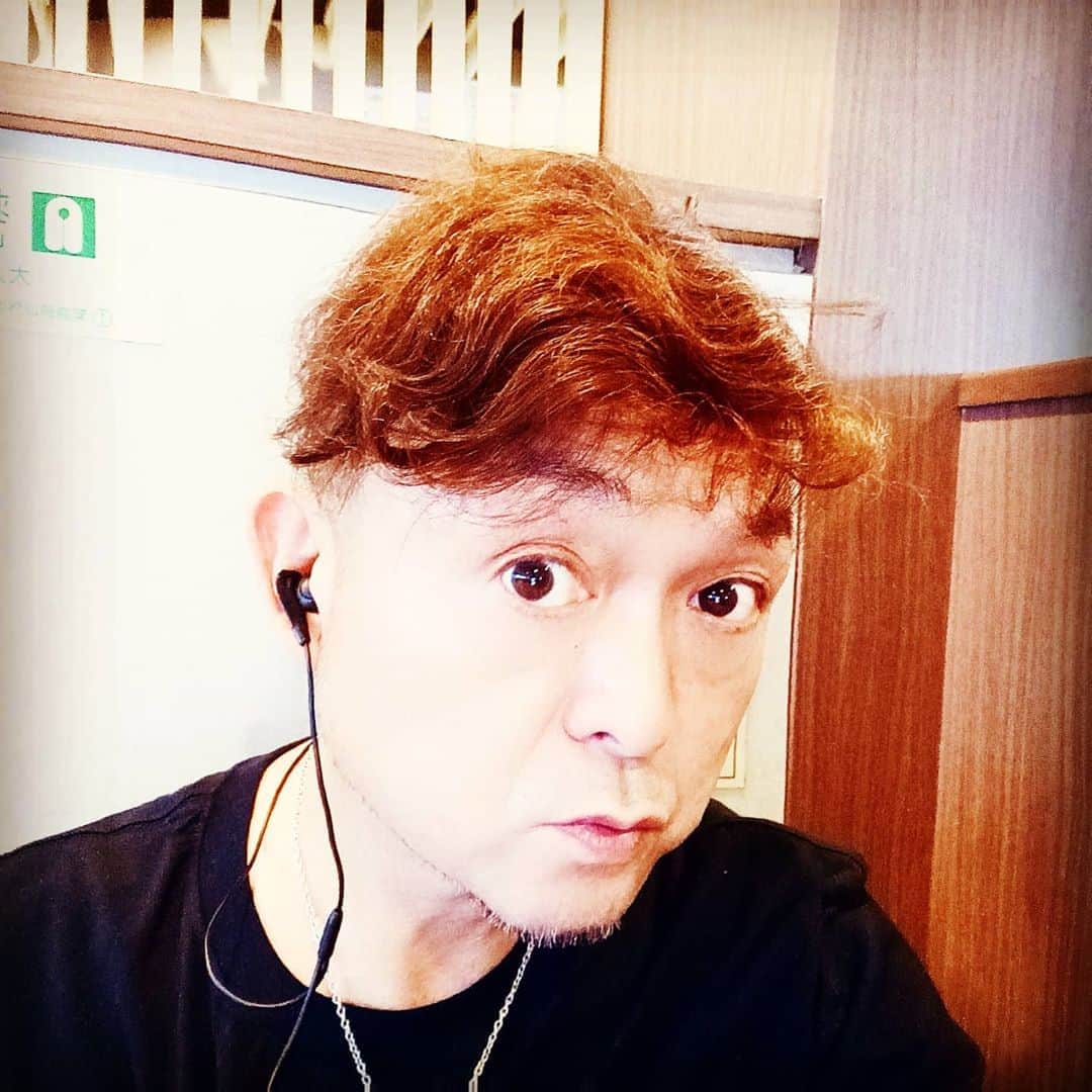 松本隆博のインスタグラム：「。 近々行うLiveの場所が ｢カラフル｣という名前なので 髪の毛の色をカラフルに してみました(˙◁˙)(~0~)。。  自由人生 松本隆博 人生遊歩道～ ┌(┌＾o＾)┐」