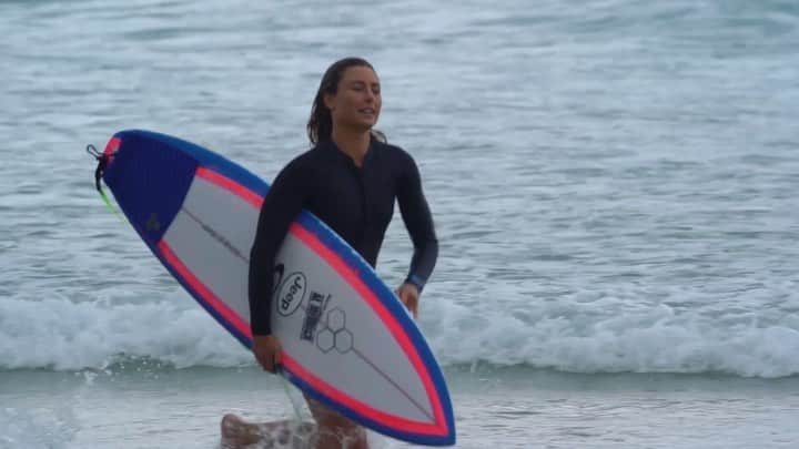 ニッキ・バン ダイクのインスタグラム：「🌈💘Doin what I luv 💘🏄🏼‍♀️🌸」
