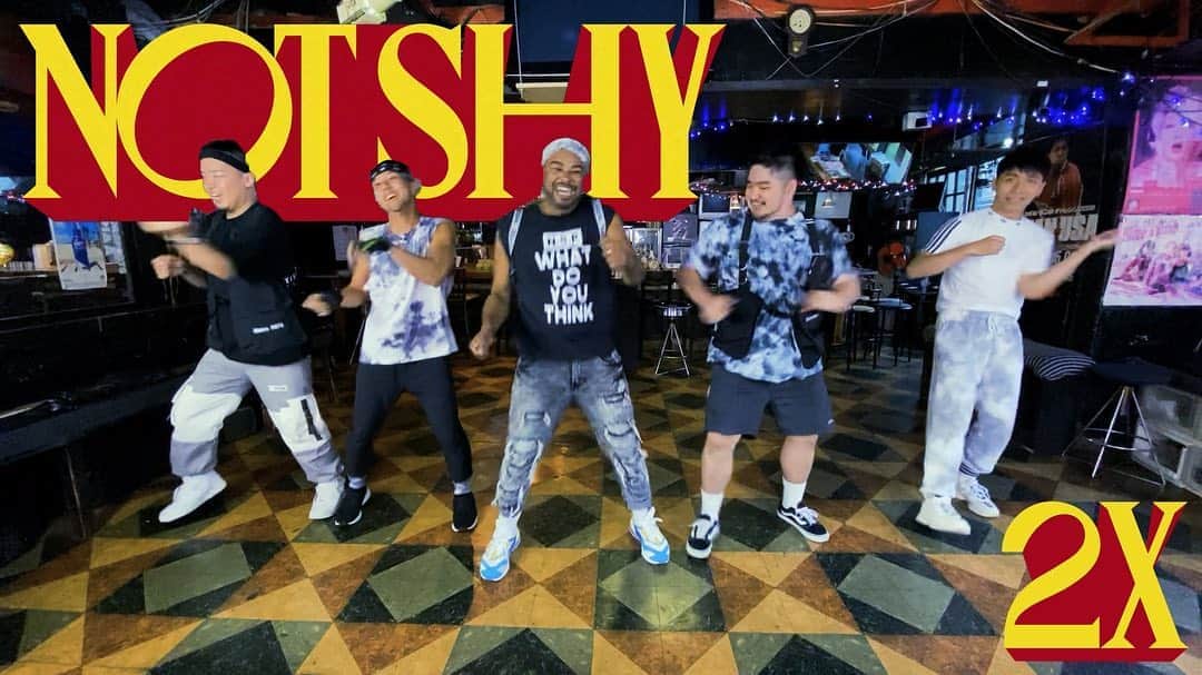 Codyのインスタグラム：「ITZY - “Not Shy” (Boys Ver.) の再生回数が伸びたのでこれをプレゼント！  ‼️2倍即バージョン‼️  w  皆踊れてない… w  ただただふざけてる動画だけどよかったらみてください！  Full VersionはYouTubeでチェック✔️  🎥: @tumifer」