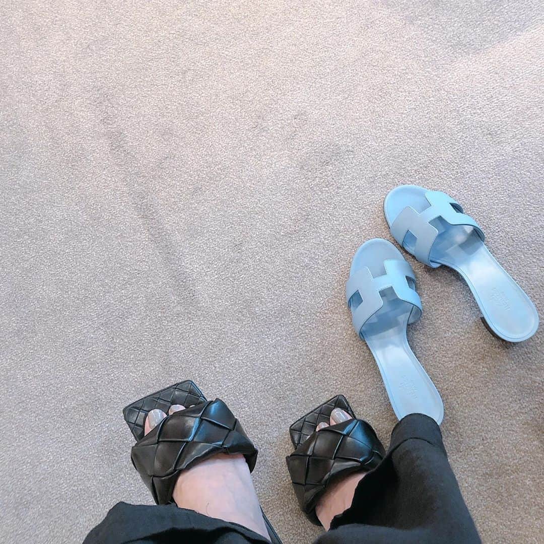 カオルコさんのインスタグラム写真 - (カオルコInstagram)「そろそろ色々と秋支度。 履いて磨いてしまいましょ。  #fashion #shoes #sandals #myfav #luxury #kawaii #bottegaveneta #hermes」9月17日 15時57分 - ka_ruk_