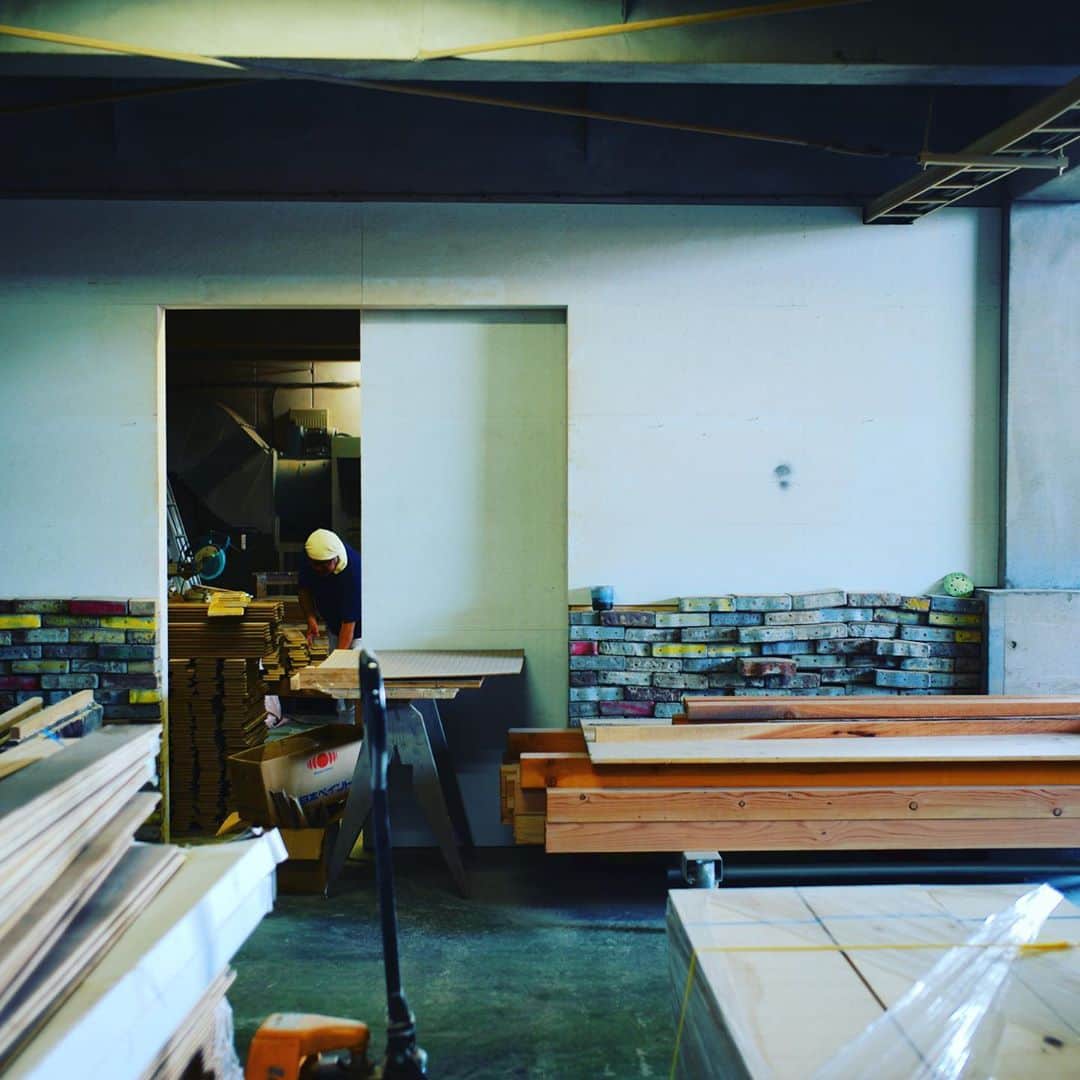 谷川じゅんじさんのインスタグラム写真 - (谷川じゅんじInstagram)「TIMBER CREW. 木を使う。床を作る。加工もする。エイジングもする。今度は自分たちが求めるものを作る番。楽しみだ。#TIMBERCREW®︎ #art #wood #material #custommade #timber #picture #instaart #creative #photooftheday #artoftheday #TIMBERSTYLE #woodworker #flooring #design #goodvibesonly #goodneighbors #thisistokyo #thisisjapan」9月17日 15時58分 - junjitanigawa