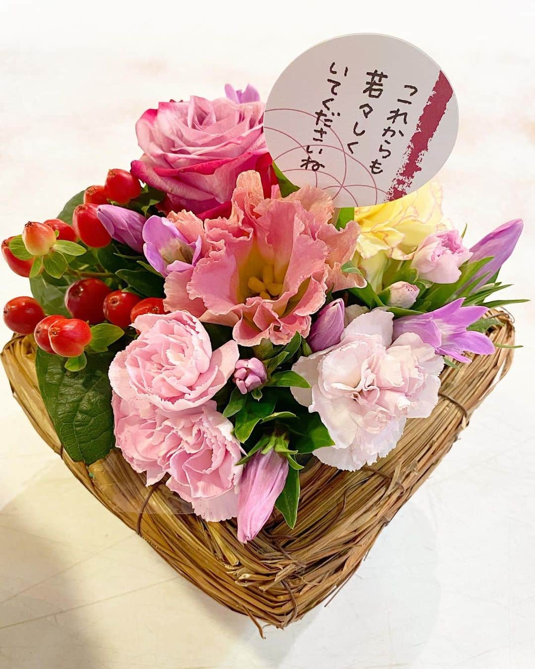 LATOV_ラトブ さんのインスタグラム写真 - (LATOV_ラトブ Instagram)「【1階　フローリスト花磯】  9.21 mon 敬老の日フラワーギフト💐  おじいちゃん、おばあちゃんへ 「いつもありがとう」「これからも元気でいてね」の気持ちを、フラワーギフトに託しませんか🌹 お花の贈り物は、もらう人の気持ちを明るくしてくれます☺️  何を贈ろうか。お悩みの方はぜひスタッフにご相談ください。  #ラトブ #いわき市 #いわき #フラワーギフト #フラワーアレンジメント #花束 #フローリスト花磯 #敬老の日 #敬老の日プレゼント」9月17日 16時09分 - latov_20071025