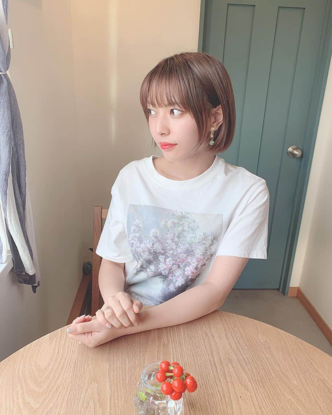 徒然みおれのインスタグラム：「カフェ休憩☕️  モネの花瓶の花Tシャツに めちゃめちゃ可愛いイヤリング😽✨  #カフェ #cafe #tシャツ #ココディール #cocodeal #プリントtシャツ #コーデ #イヤリング #ショート #ショートカット #ショートボブ #髪型 #髪色」