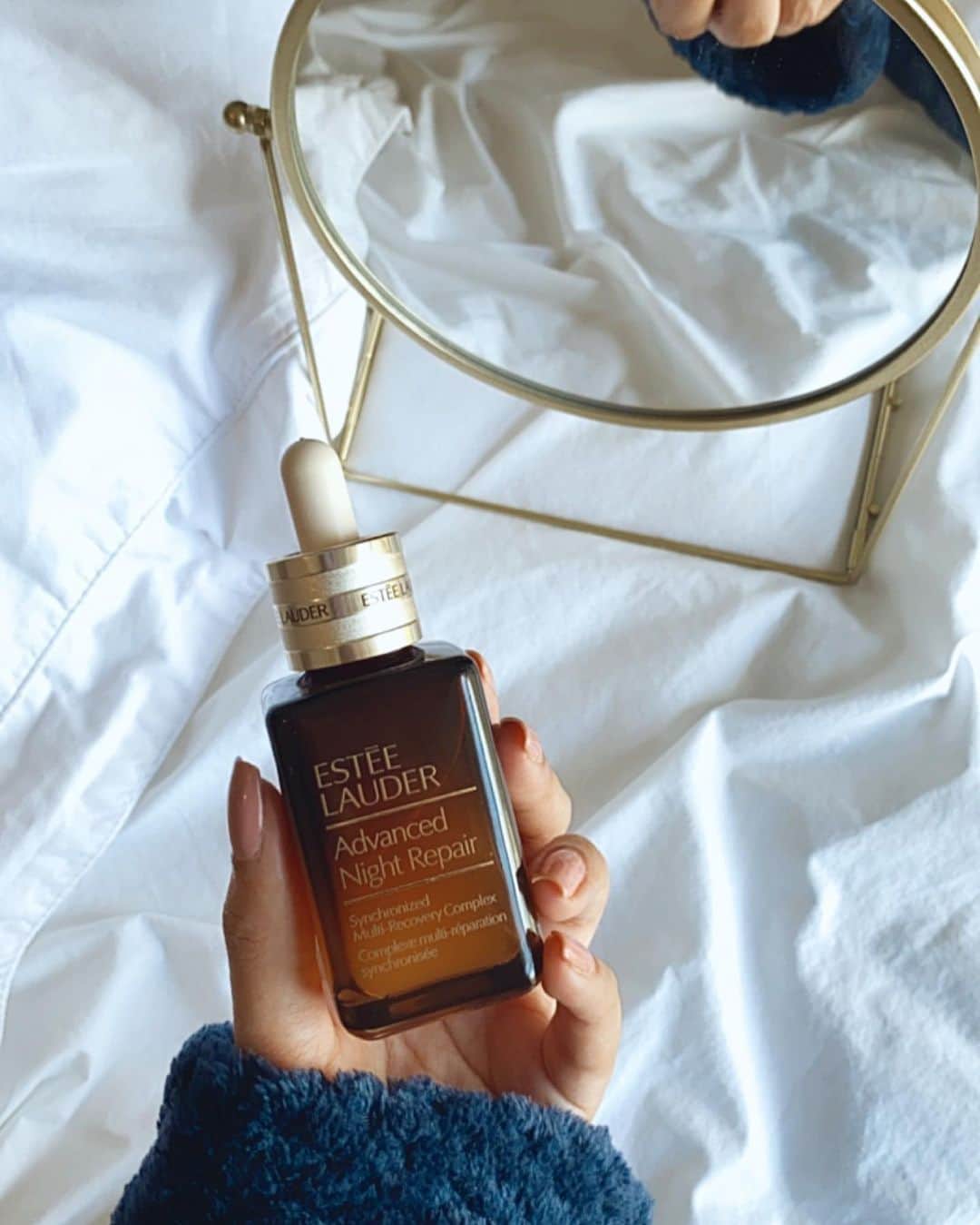 Aashna Shroffさんのインスタグラム写真 - (Aashna ShroffInstagram)「It’s here, the iconic #AdvancedNightRepair serum has a new look with an improved formula that supports skin’s natural repair more effectively than ever! A high level of Hyaluronic Acid helps lock in moisture for 72-hours and 8-hour anti-oxidant protection provides all-day defense against environmental assaults. It boosts our skin’s natural repair overnight, improves collagen production and helps make the skin feel plumper!💙  I’ve been using my #LittleBrownBottle for years now, and I already love the new formula ever since I started using it a few weeks ago! Join the #GenerationANR family with me and let your skin do the talking ✨  @esteelauderin @esteelauder #EsteePartner」9月17日 16時21分 - aashnashroff