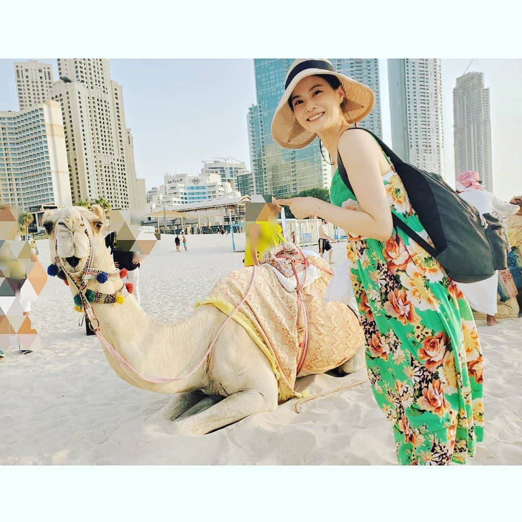 七瀬遥のインスタグラム：「ラクダちゃん🐫💕と私👩🏻🌺 カメラ目線してくれた😆可愛いなぁ❤️ ドバイは、人も動物も、みんなニコニコしてる😊😊😊みんな優しくてあたたかい💖   #ラクダ#可愛い#最高#美しい#ドバイ#ニコニコ#happy#beautiful#happiness#trip#love#Dubai#good#smile#japan」