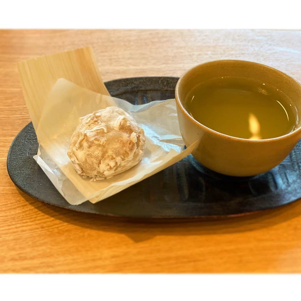 のインスタグラム：「冷やした玄米緑茶でteatime🌿  大好きな生菓子❤️ @higashiya_higashiya   季節限定の〝胡桃餅〟  良き。  #お茶の時間 #和菓子#ヒガシヤ#higashiya #instafood#玄米緑茶#好き#胡桃餅#季節の和菓子 #甘さ控えめの白餡と大粒の胡桃の食感が最高に良き#おうち時間」