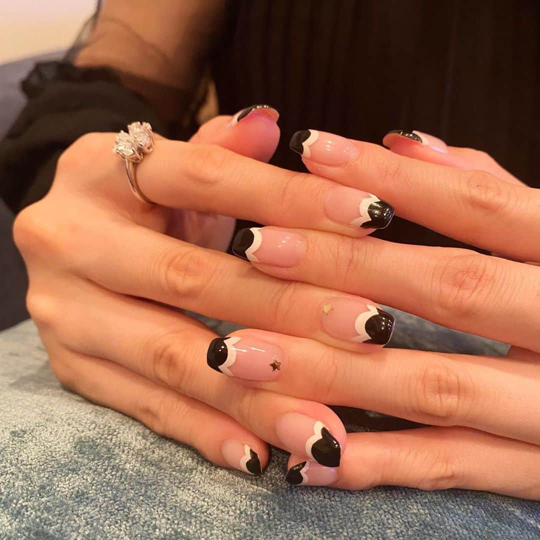 のインスタグラム：「. . . 秋にやりたかった 爪先ブラックの変形フレンチ ちょい奇抜な感じが可愛い🖤 . 今回担当してもらったのは @micanmicaan に紹介してもらった 初めましてのネイリストさん👩💕 人柄の居心地良さと ネイルの上手さもセンスも好きで 恋愛トークから お互いの好きな植物の話まで🌿笑 . 美容室で働いていたので より見てしまうし感じるのが 技術はもちろんだけど あとはもう施術者の雰囲気 さり気ない気遣いと サロンの居心地良さ✨✨✨ ぜひまたお願いしたいし ゆいちゃんお会いしたいな〜👩💓 . . #美容 #美容好きな人と繋がりたい  #爪 #爪ケア #ネイル #ネイルデザイン #フレンチネイル #変形フレンチ #シンプルネイル ちょっと #奇抜 #秋ネイル #秋ネイルデザイン #ブラックフレンチ #ブラックネイル #ベースカラー なしの地爪色 #綺麗 に磨いてもらったら ベースカラー要らずになった💅✨✨ いつもフレンチはベースカラー 載せがちなので嬉しい💕」