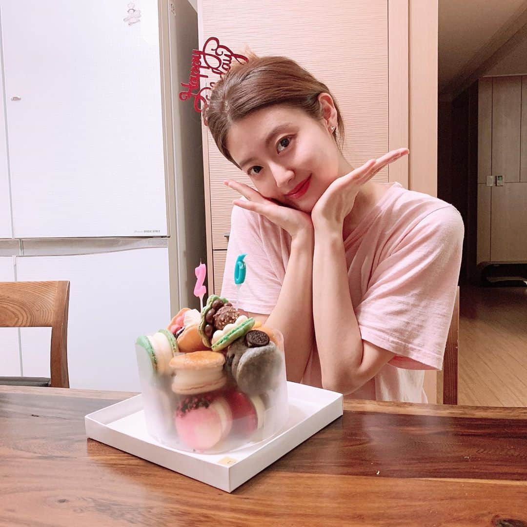 ナム・ジヒョンさんのインスタグラム写真 - (ナム・ジヒョンInstagram)「어제 가족이랑 미리 생일 파티🎂 언니 친구분께서 100% 마카롱만 쌓은 멋진 케익도 선물해 주셨다!!🍰🍰 잘먹었습니다💙💙 🤭 @dessert_dadaiksun」9月17日 16時50分 - hyuniiiiiii_95917