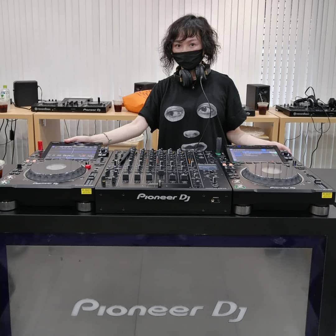 川村由紀のインスタグラム：「今日は @pioneerdjjpn にて新機種 #cdj3000 を触らせて頂きました。アップデートされた多彩な機能、イマジネーションに溢れたエフェクトの数々など…私的にも非常にソソる逸品。。  9/26に出演する #りんご音楽祭 は、このセットでプレイ予定なので、今日のレクチャーを踏まえて下ごしらえしてゆきます！ワクワク…  #カワムラユキ #pioneerdjjapan #OIRANMUSIC #りんご音楽祭2020」